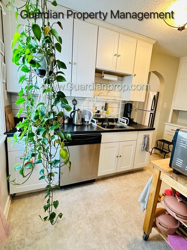 Building Photo - South Minneapolis Side by Side, Laundry, Dishwasher, Fenced Yard, Storage,  1 Car Garage available,