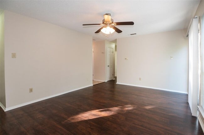 Building Photo - 1407 Click Cove