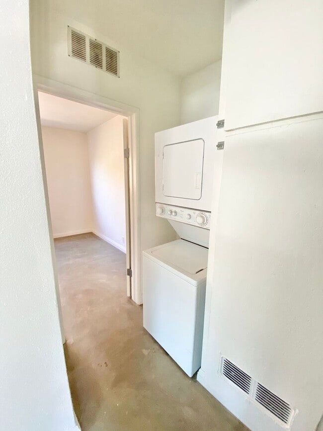 Building Photo - 2727 Phelps Ave