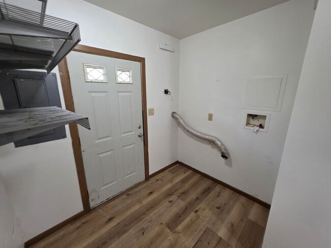 Building Photo - 3 Bedroom / 1.5 Bath Home in Lake Station