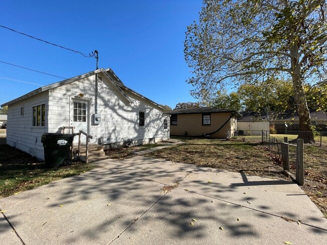 Building Photo - Clean 2 Bedroom 1 Bath House