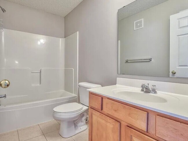 Building Photo - 15624 Lilac Dr