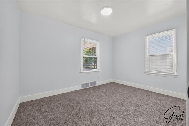 Building Photo - 3 Bedroom - 1 Bath - Warrendale - $1450