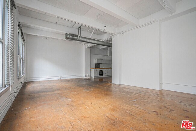 Building Photo - 812 S Spring St