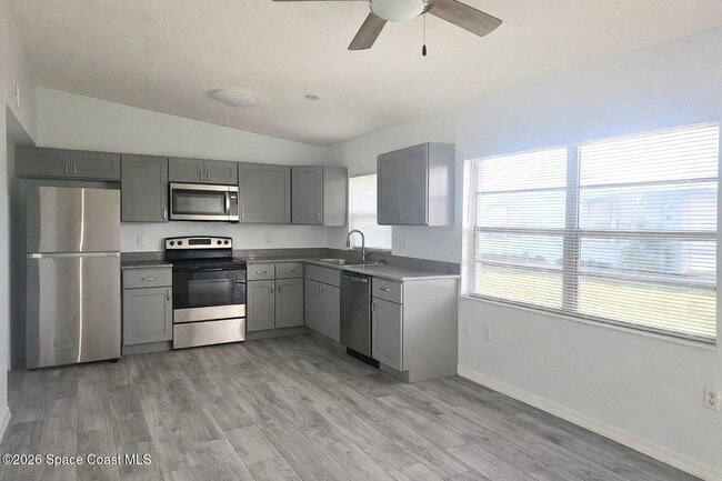 Building Photo - 135 Roosevelt Ave