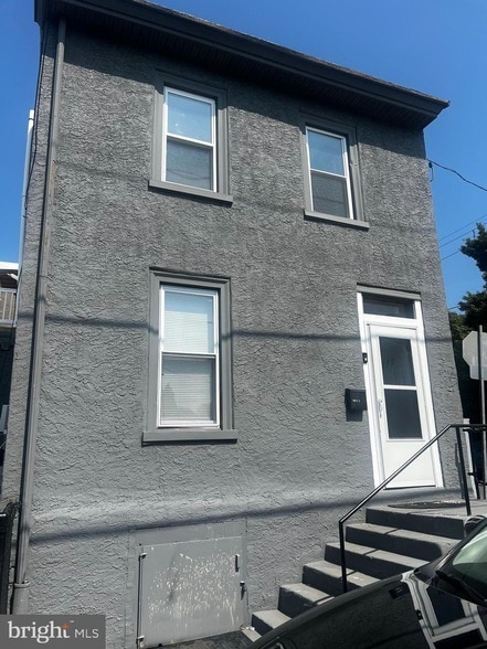 Building Photo - 171 E Sharpnack St