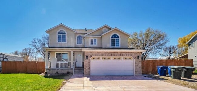Building Photo - Awesome remodel home in great location w a...