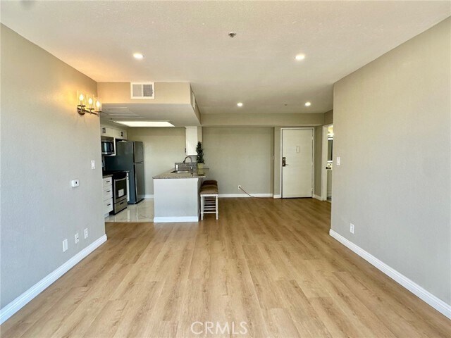 Building Photo - 1052 S Mariposa Ave