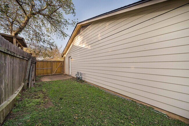 Building Photo - 1944 Nicole Cir