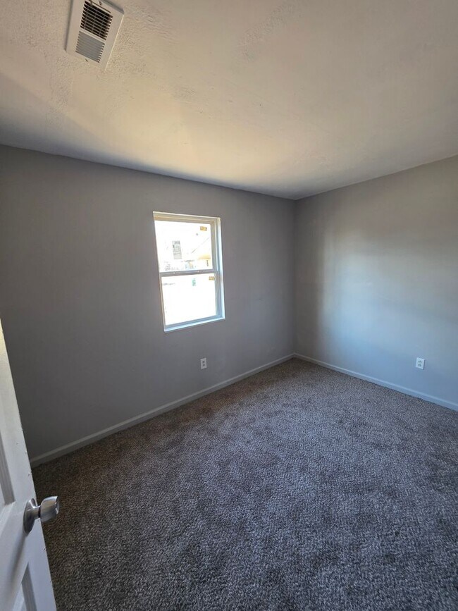 Building Photo - 737 St Nicholas Dr