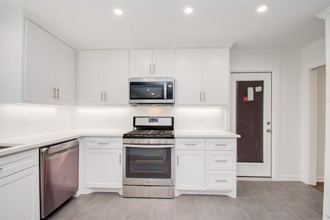 Building Photo - 8939 Rockhurst Dr