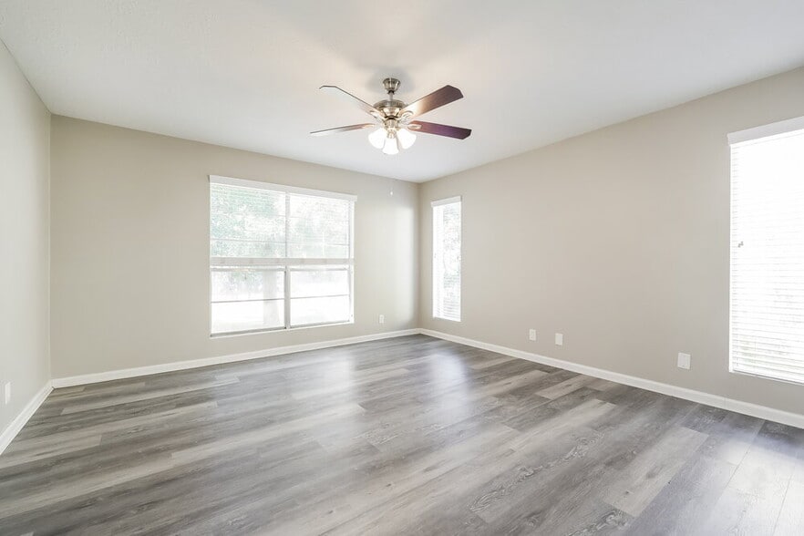 Building Photo - 15470 Carmel Dr