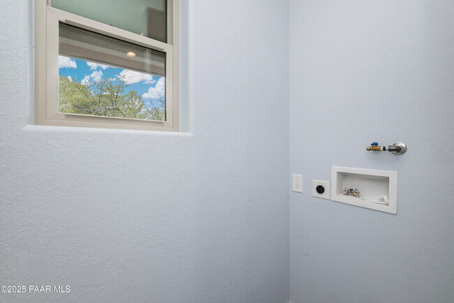 Building Photo - 305 Remington Trail