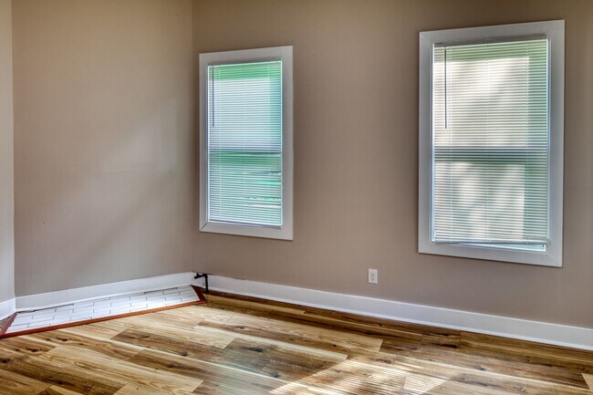 Building Photo - 2 Bed, 2 Bath Available Now!