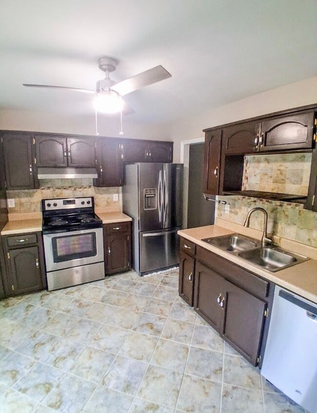 Building Photo - SECTION 8 APPROVED!