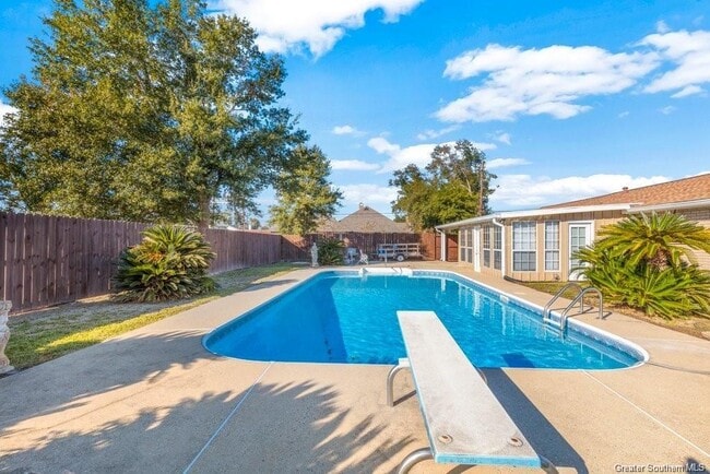 Building Photo - 4900 E St Charles Ave