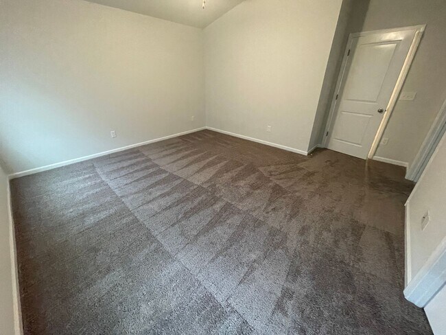 Building Photo - 3 bedroom home in Lexington area! Available in June