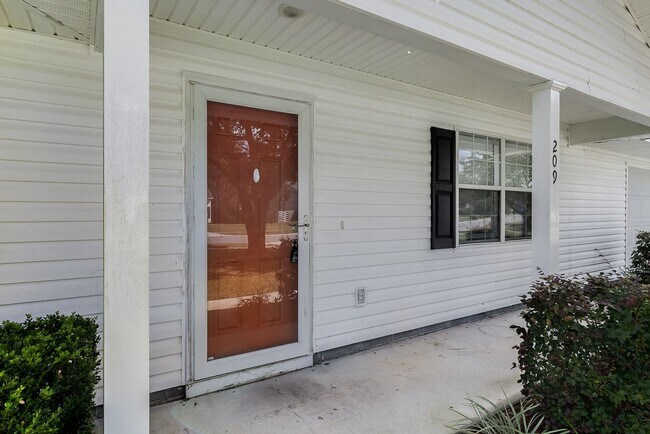 Building Photo - Updated 3BR Home with Fenced Yard in the H...