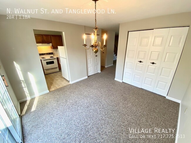 Building Photo - Spacious END-UNIT 3-BR Townhome in Dallast...