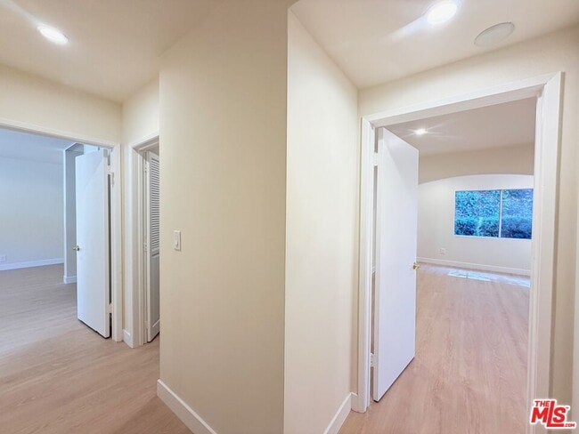 Building Photo - 2000 San Ysidro Dr