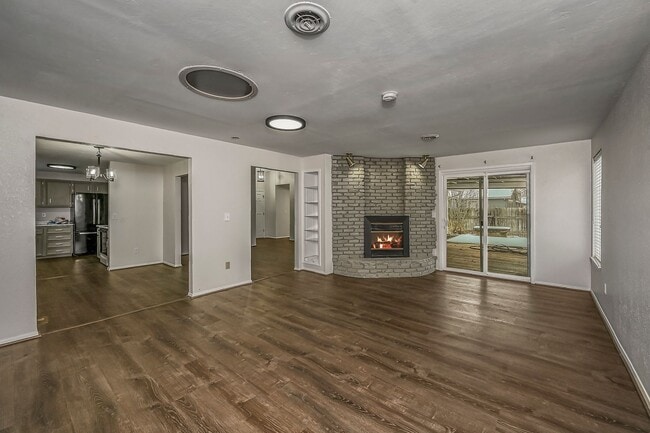 Building Photo - 3-bedroom 2-bathroom home with fenced back...