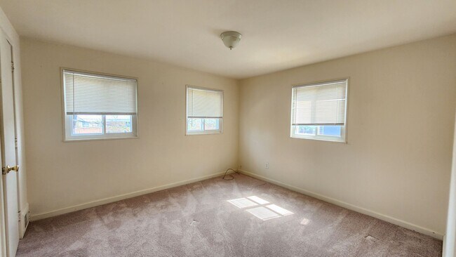 Building Photo - Great Alexandria Location