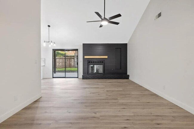 Building Photo - 6379 N Forestiere Ave