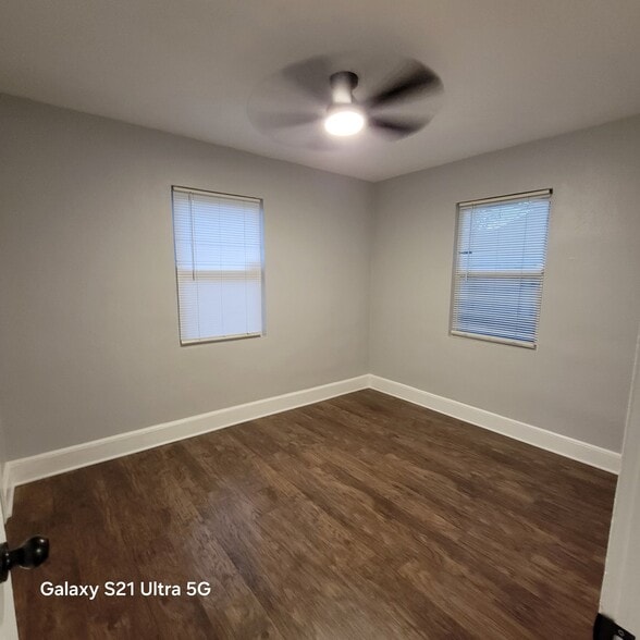 Building Photo - 16 N Primrose Dr