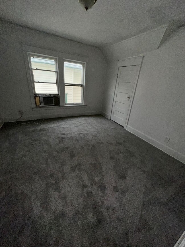 Building Photo - 4 bedroom