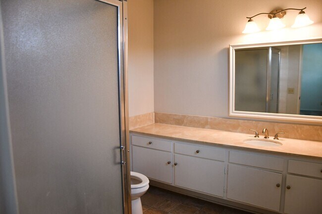 Building Photo - 522 E Collins Ave