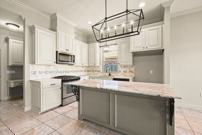 Building Photo - 16923 Bradford Ave