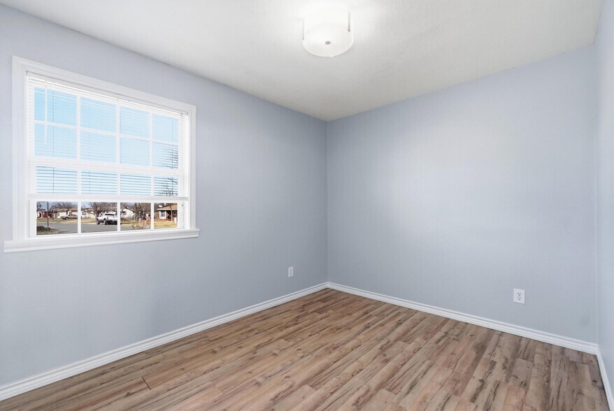 Building Photo - 1741 Pasadena Dr