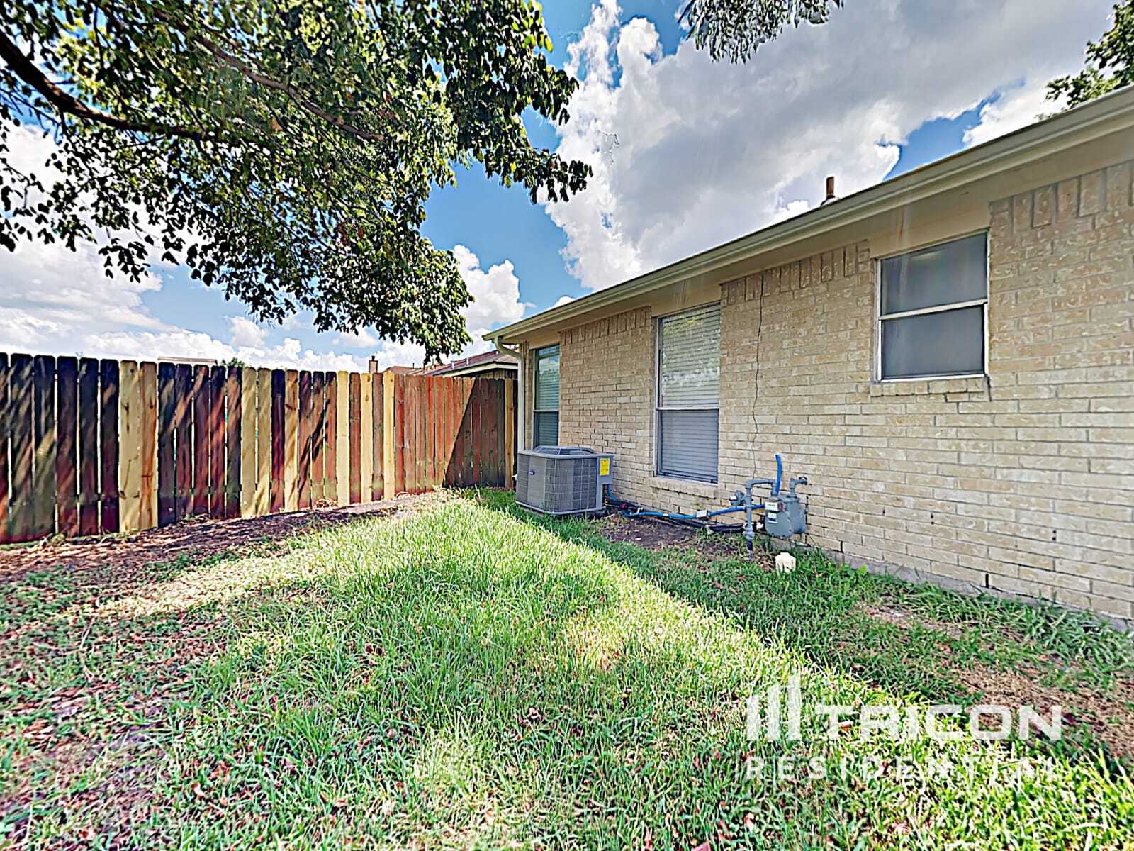 Building Photo - 2010 Woodland Hills Dr