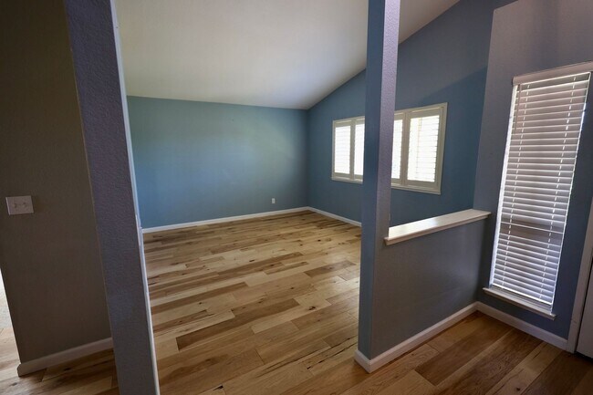 Building Photo - Beautiful Scenic Views!