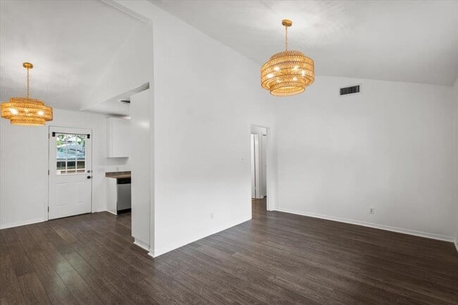 Building Photo - 1717 Bluebonnet Ln