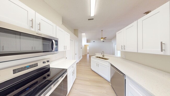 Building Photo - Beautiful 3 Bed/ 2 Bath Home with Two Car ...