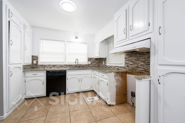 Building Photo - 425 Forsythe St