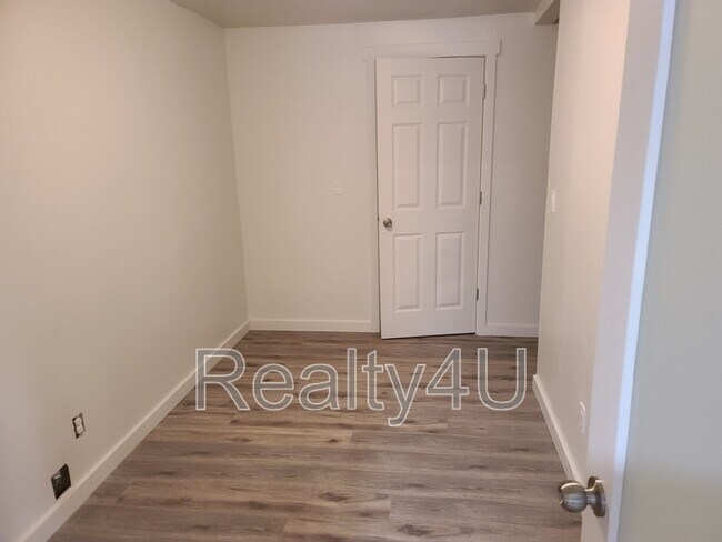 Building Photo - 44 W 470 N