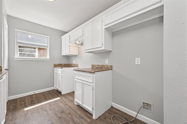 Building Photo - 7521 Dyer St