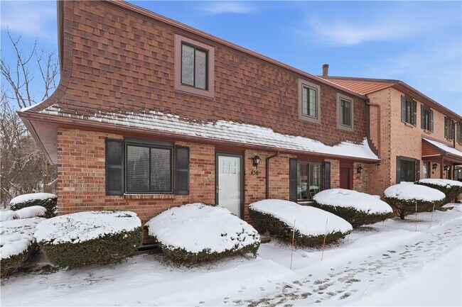 Building Photo - 456 Surrey Hill Way