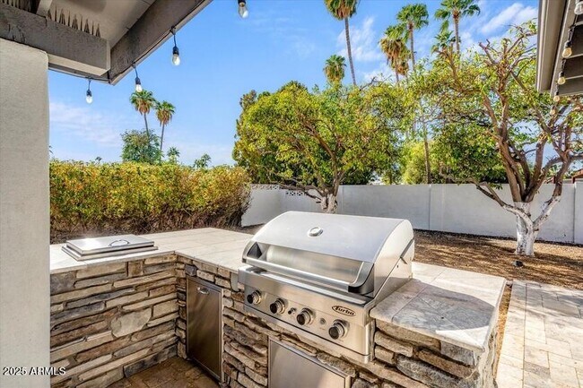 Building Photo - 6547 E Voltaire Ave