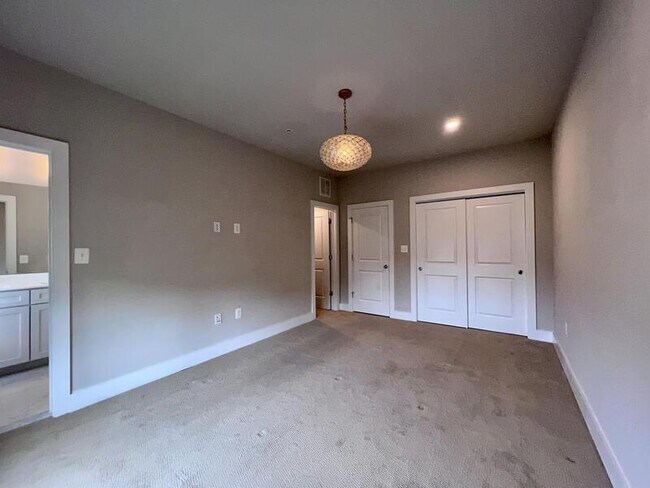 Building Photo - 818 Fern Pl NW