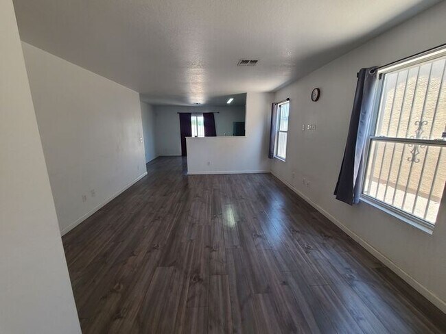 Building Photo - Charming 2-bedroom, 1-bathroom washer/dryer