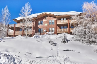 Building Photo - 8371 Meadowview Dr
