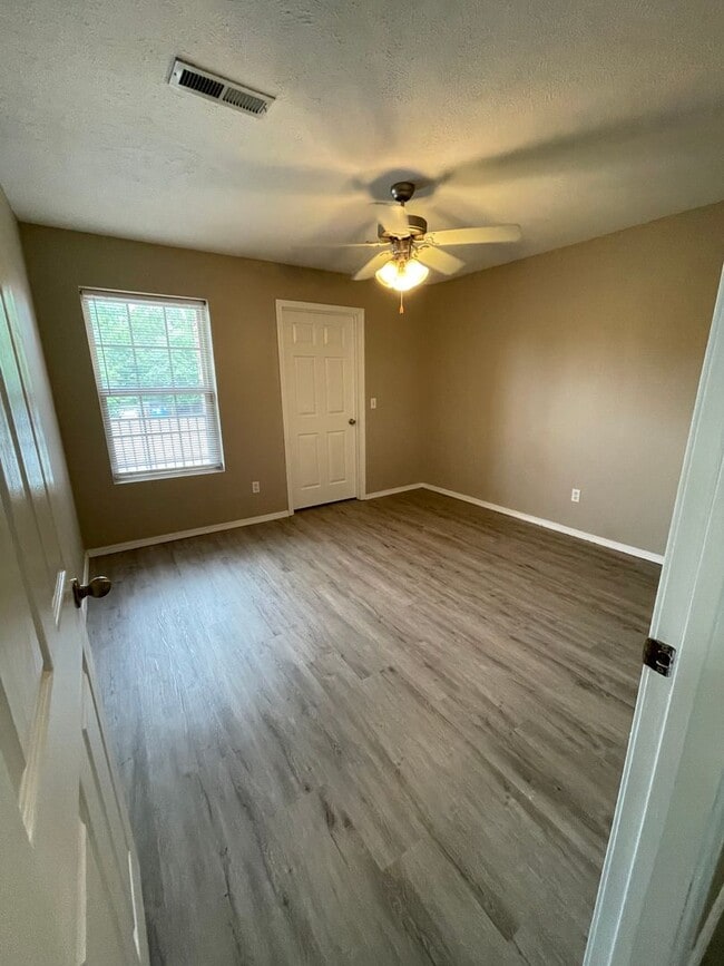 Building Photo - 1040 S Clifton Ave