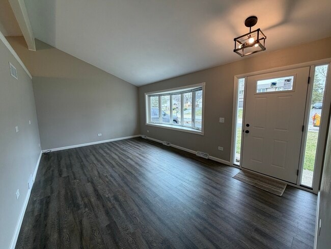 Building Photo - 109 Hickory Dr