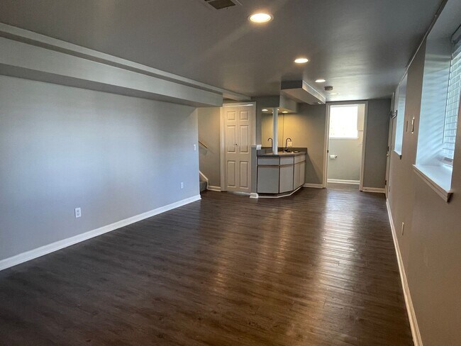 Building Photo - Rochester 3-Bedroom, 1.5 Baths, Entertainm...
