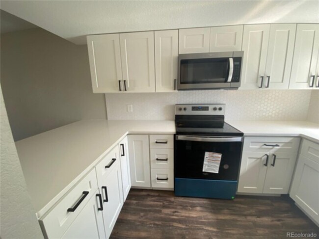 Building Photo - Charming 2-Bedroom Townhome in the America...