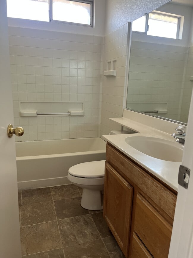 Building Photo - 1640 Oleander Dr