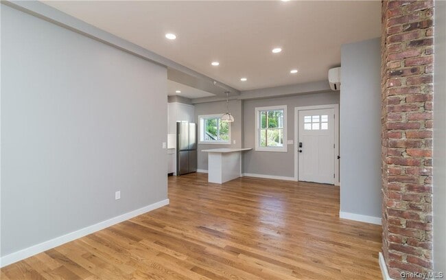 Building Photo - 86 Main St